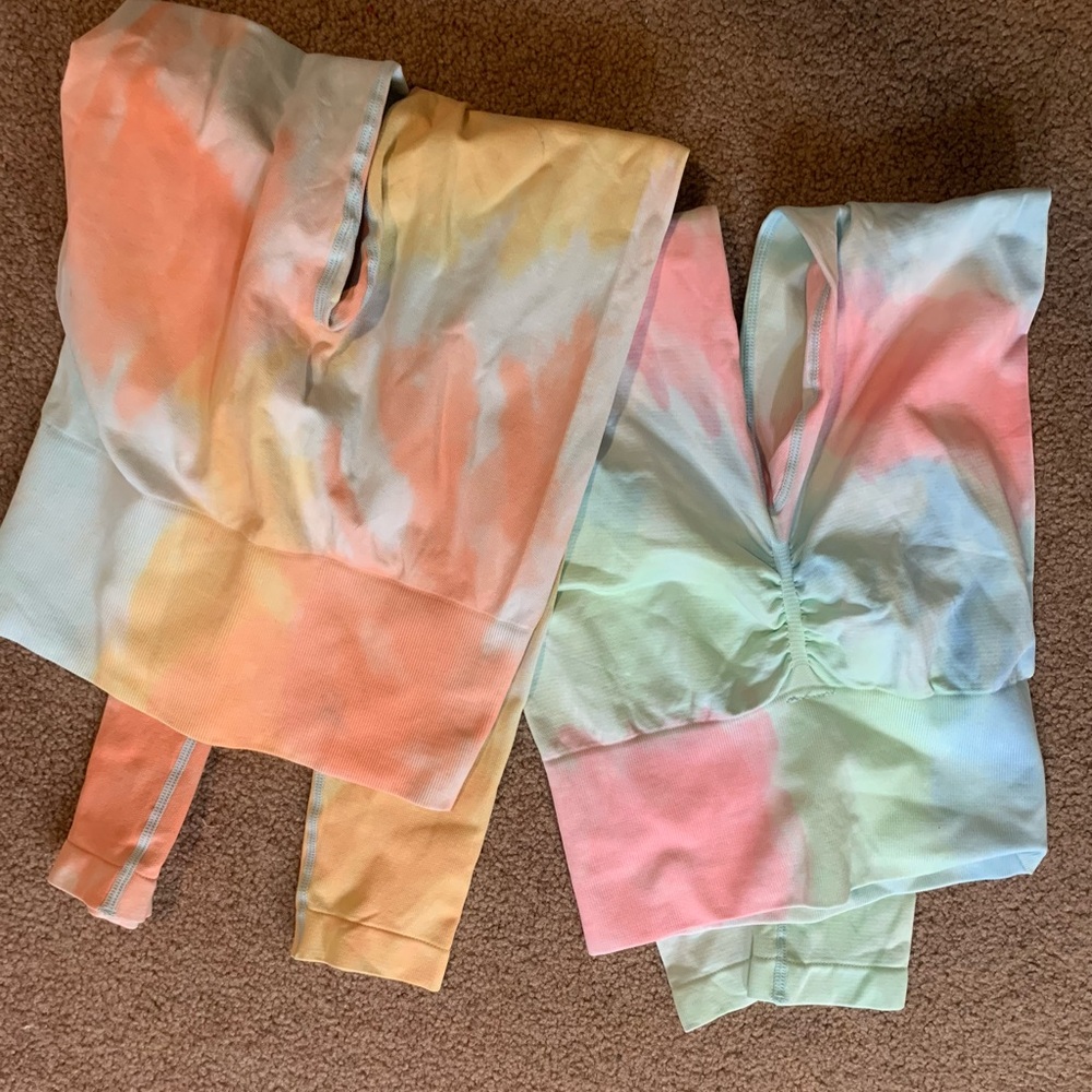 bundle of two seamless tie dye scrunch leggings